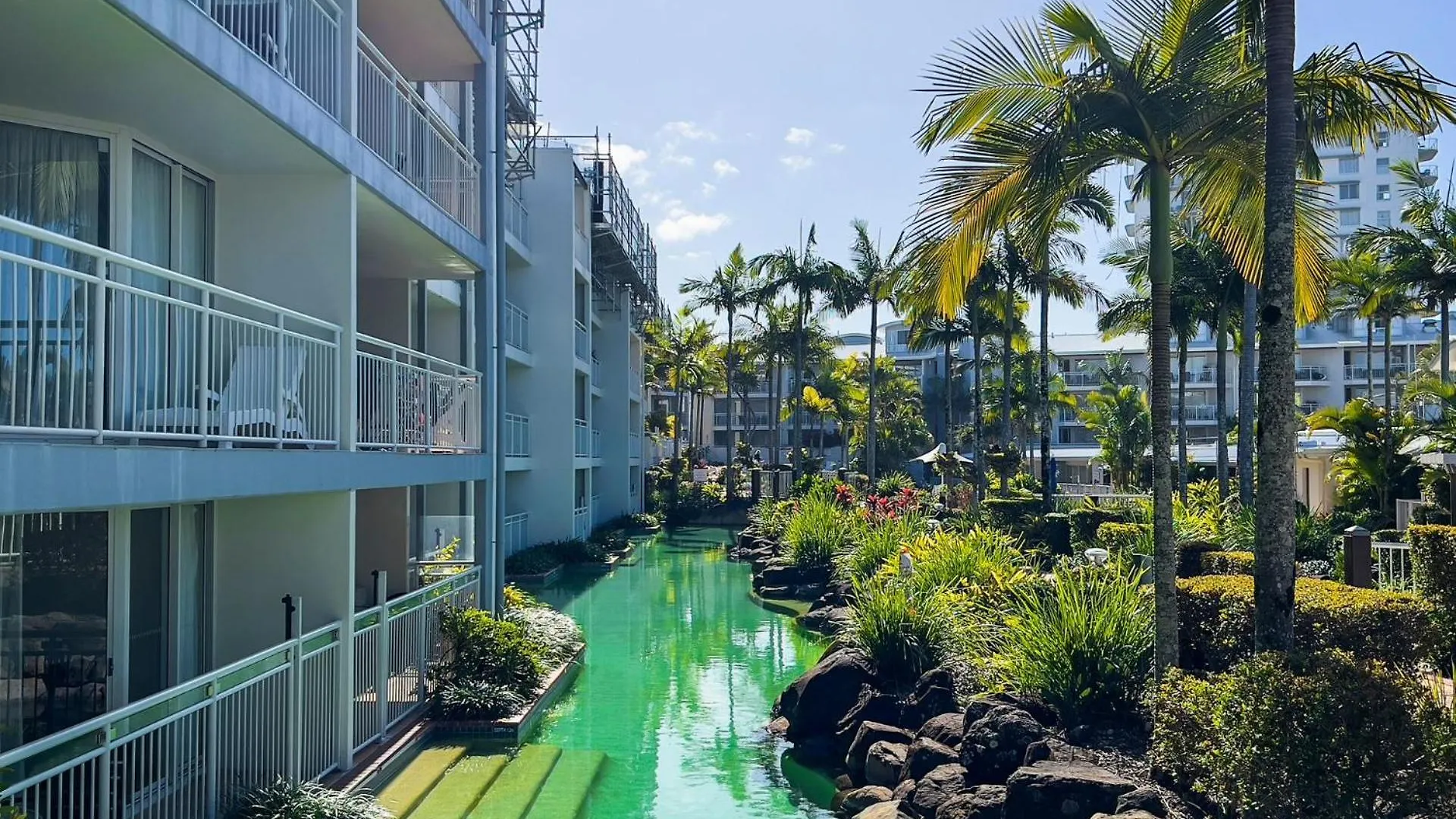 Apartment 3 Bedroom Swim Out Apartment, Right On The Pool In Alexandra Headland , Across From The Beach