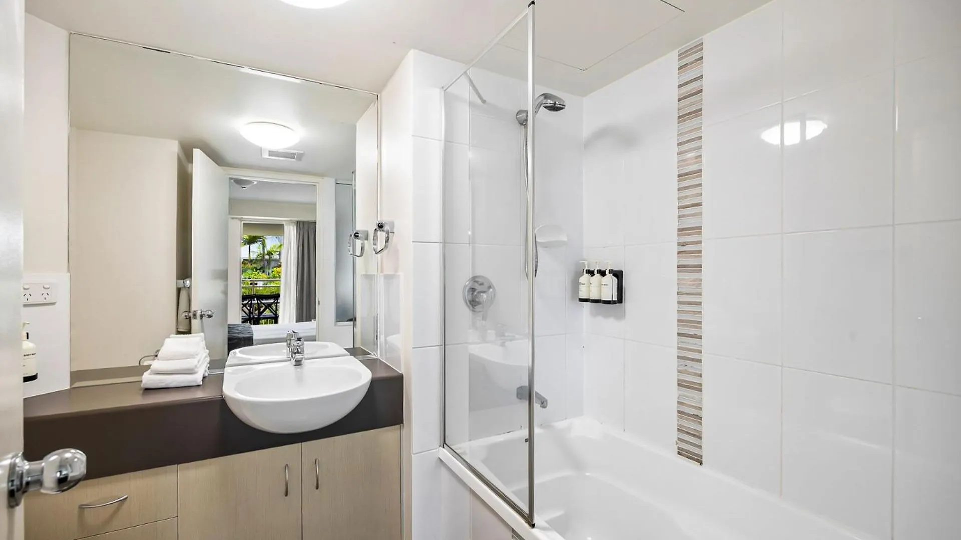 3 Bedroom Swim Out Apartment, Right On The Pool In Alexandra Headland , Across From The Beach Apartment