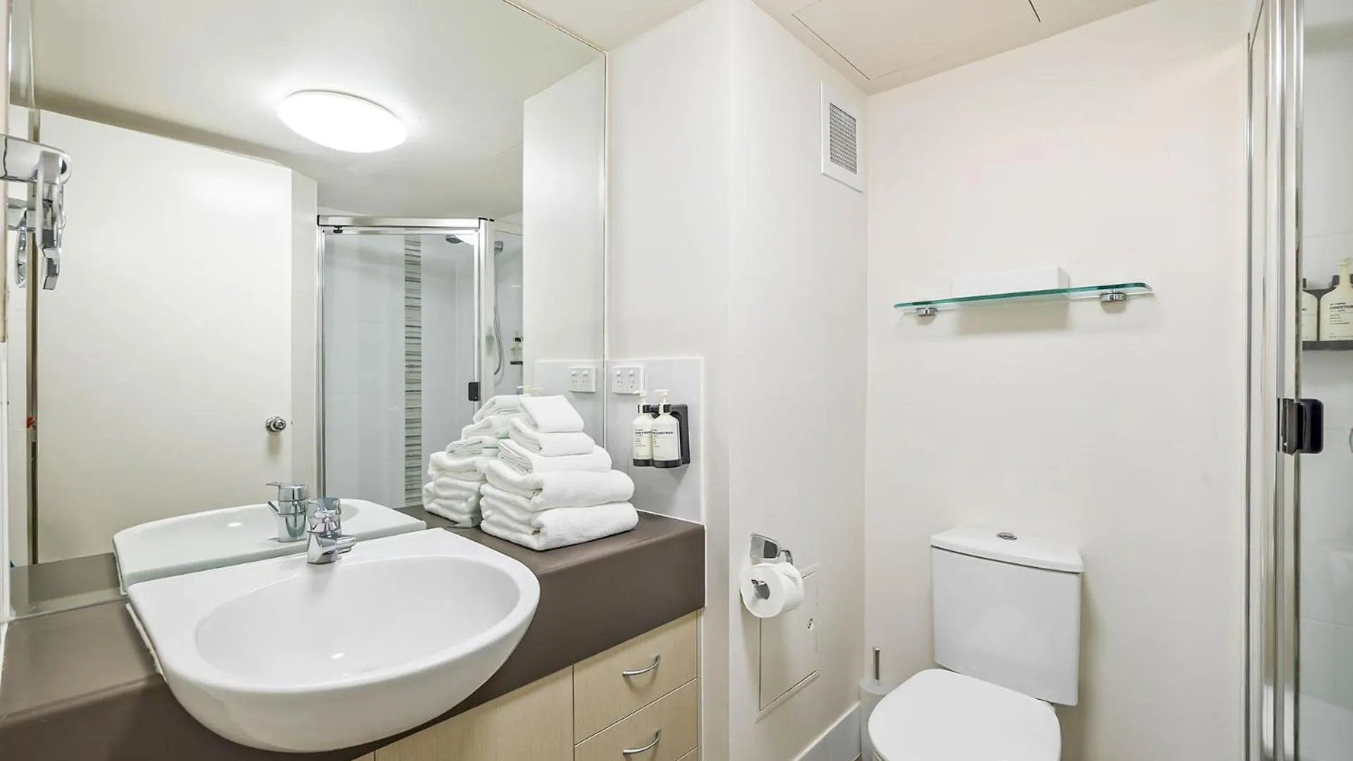 3 Bedroom Swim Out Apartment, Right On The Pool In Alexandra Headland , Across From The Beach 0*,  Australia