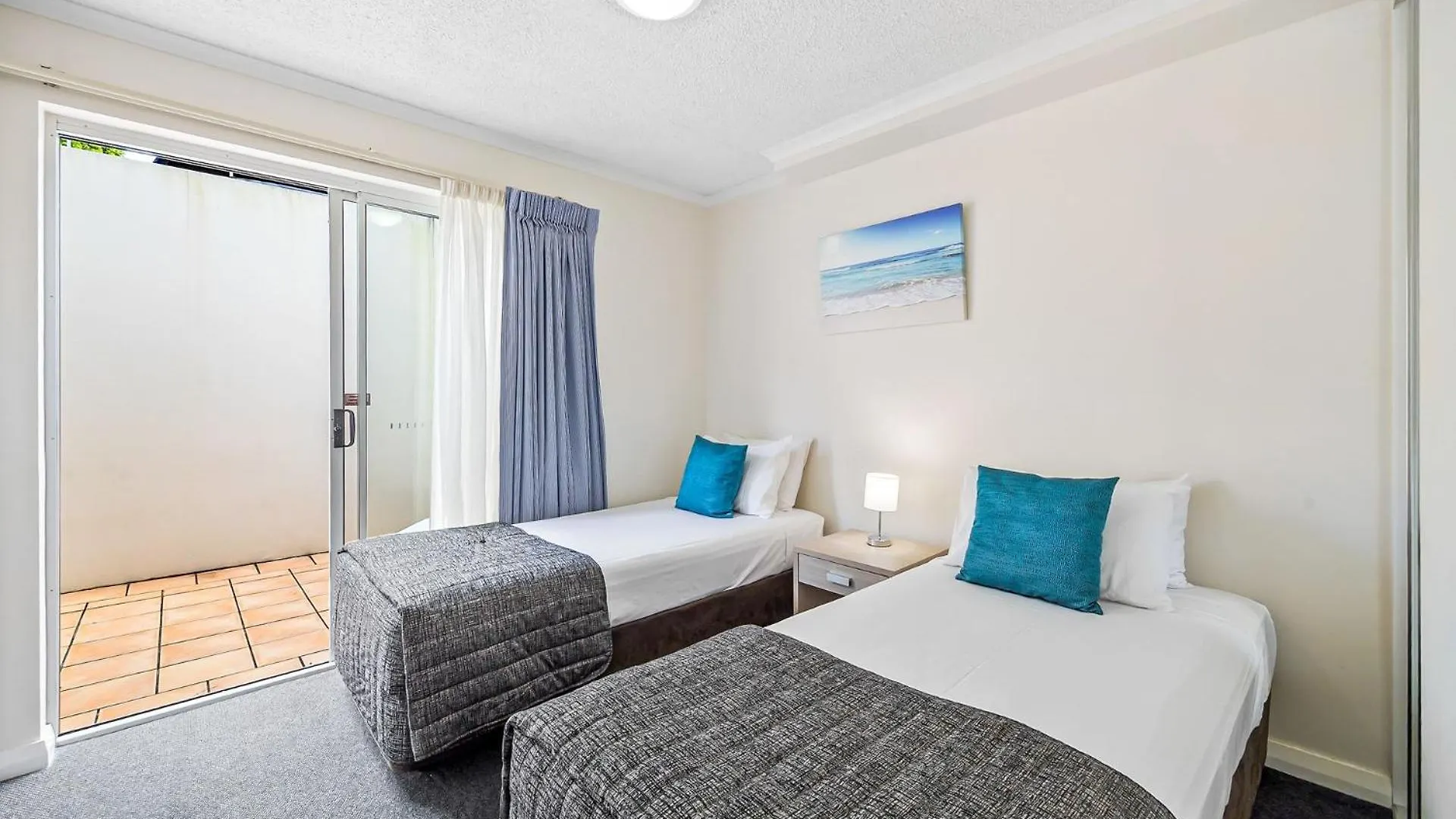 Apartment 3 Bedroom Swim Out Apartment, Right On The Pool In Alexandra Headland , Across From The Beach