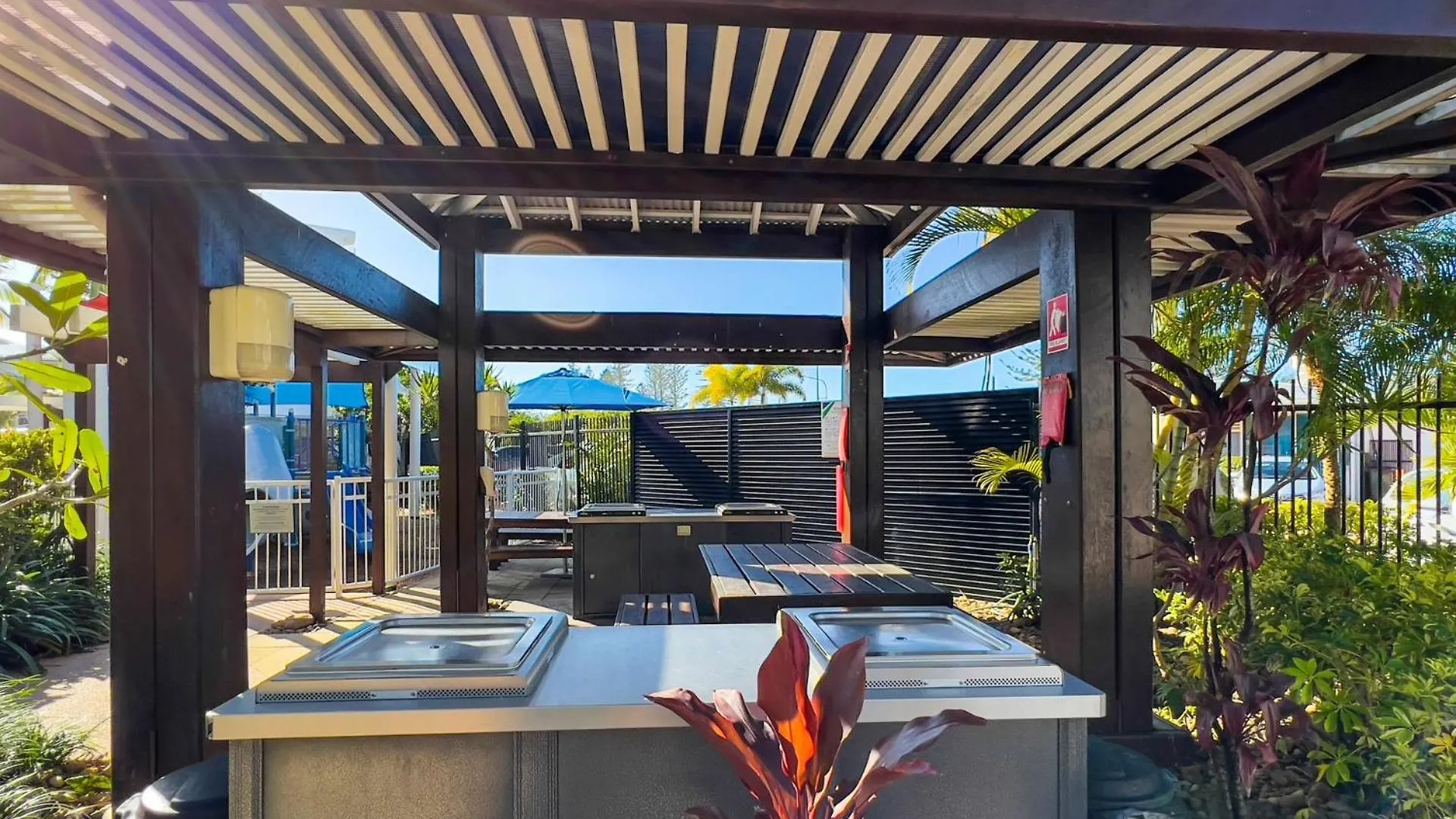 3 Bedroom Swim Out Apartment, Right On The Pool In Alexandra Headland , Across From The Beach Apartment