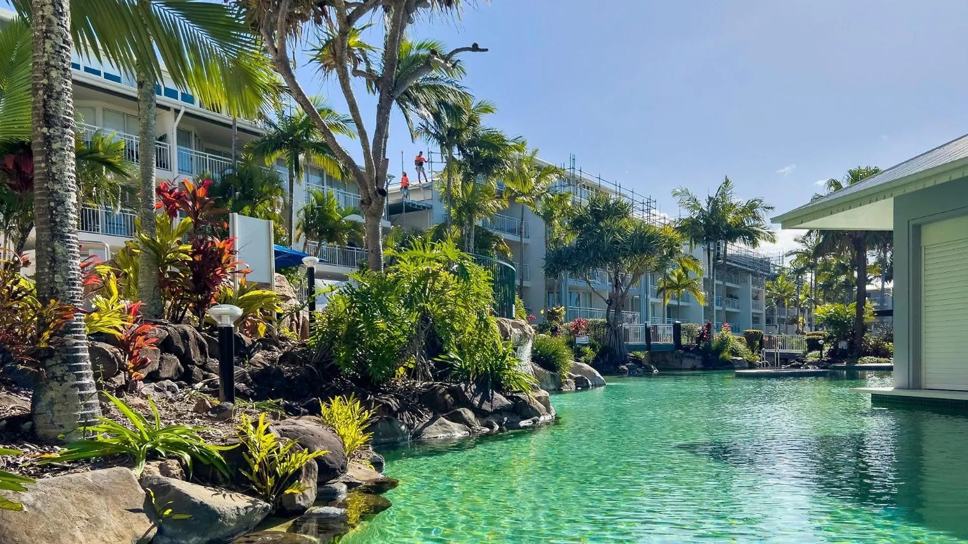 3 Bedroom Swim Out Apartment, Right On The Pool In Alexandra Headland , Across From The Beach