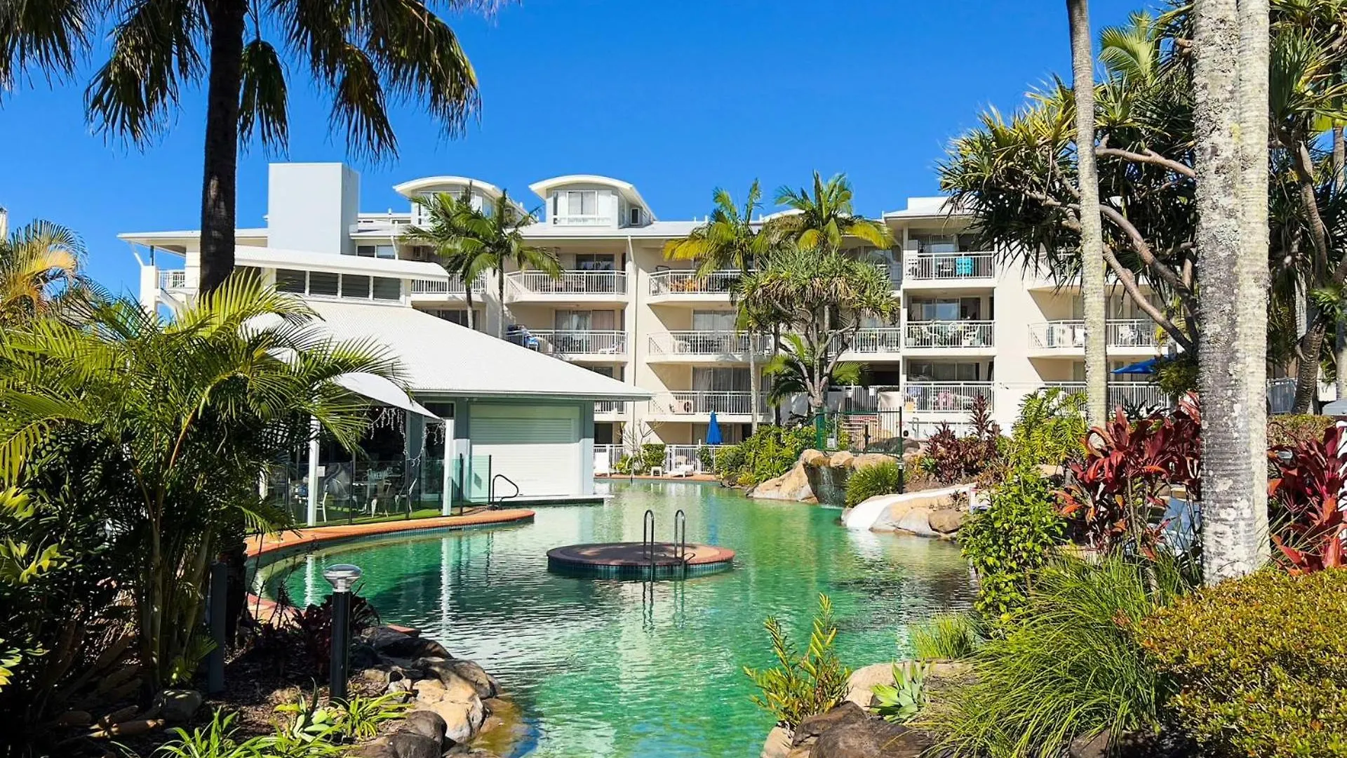 Apartment 3 Bedroom Swim Out Apartment, Right On The Pool In Alexandra Headland , Across From The Beach