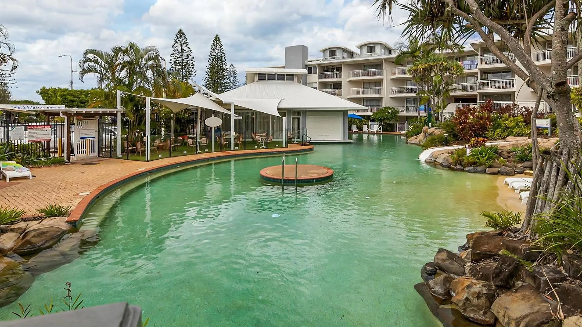 3 Bedroom Swim Out Apartment, Right On The Pool In Alexandra Headland , Across From The Beach 0*,