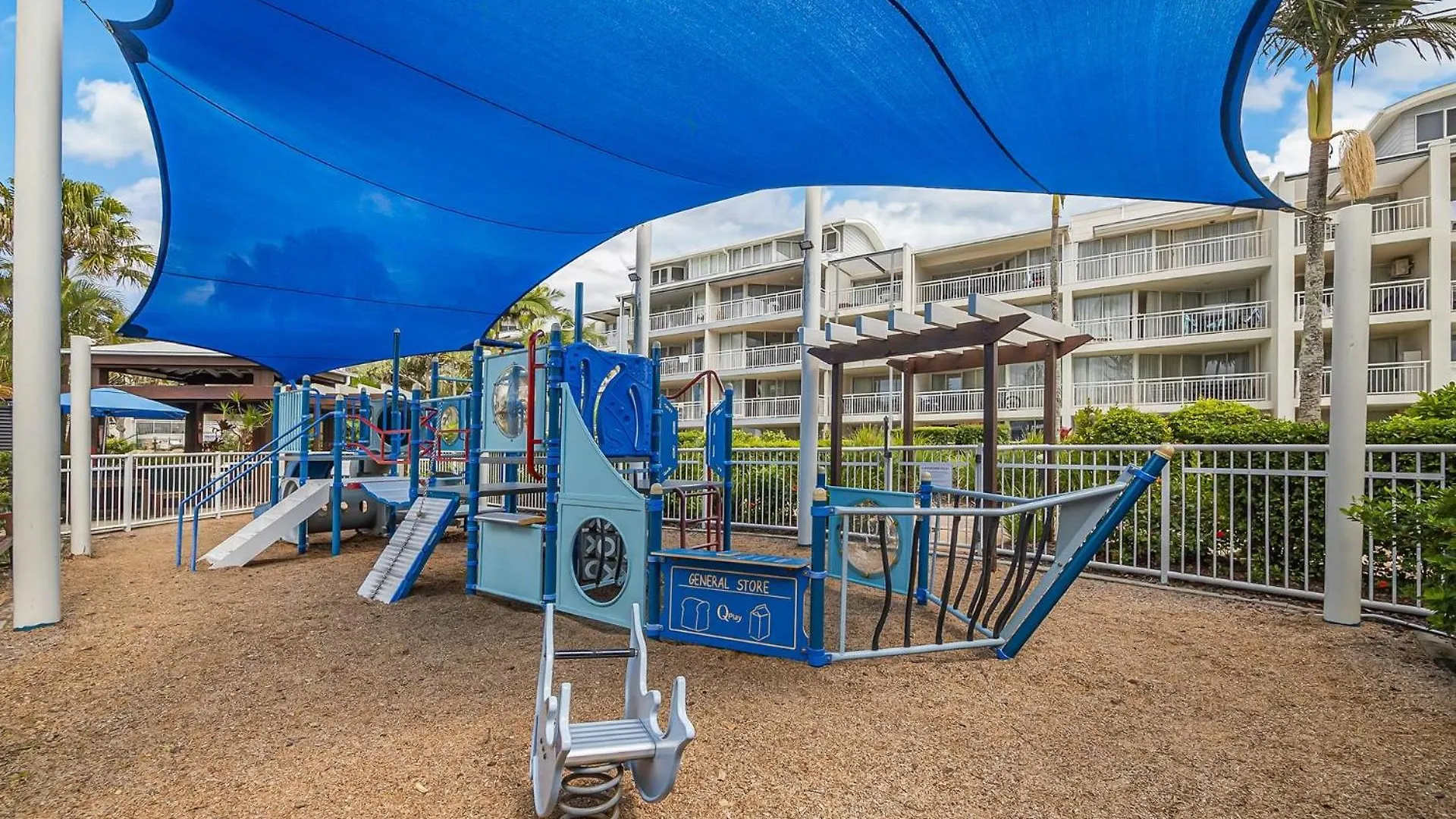 3 Bedroom Swim Out Apartment, Right On The Pool In Alexandra Headland , Across From The Beach
