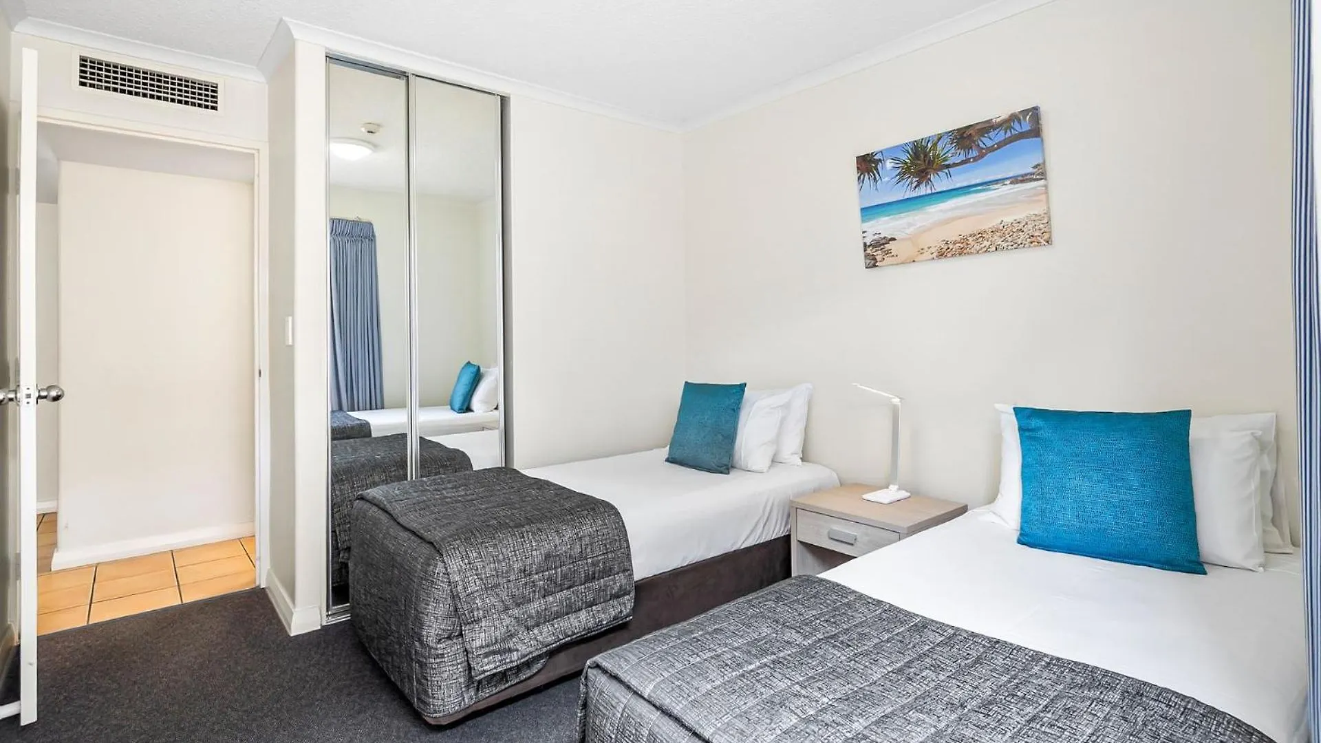 3 Bedroom Swim Out Apartment, Right On The Pool In Alexandra Headland , Across From The Beach Apartment