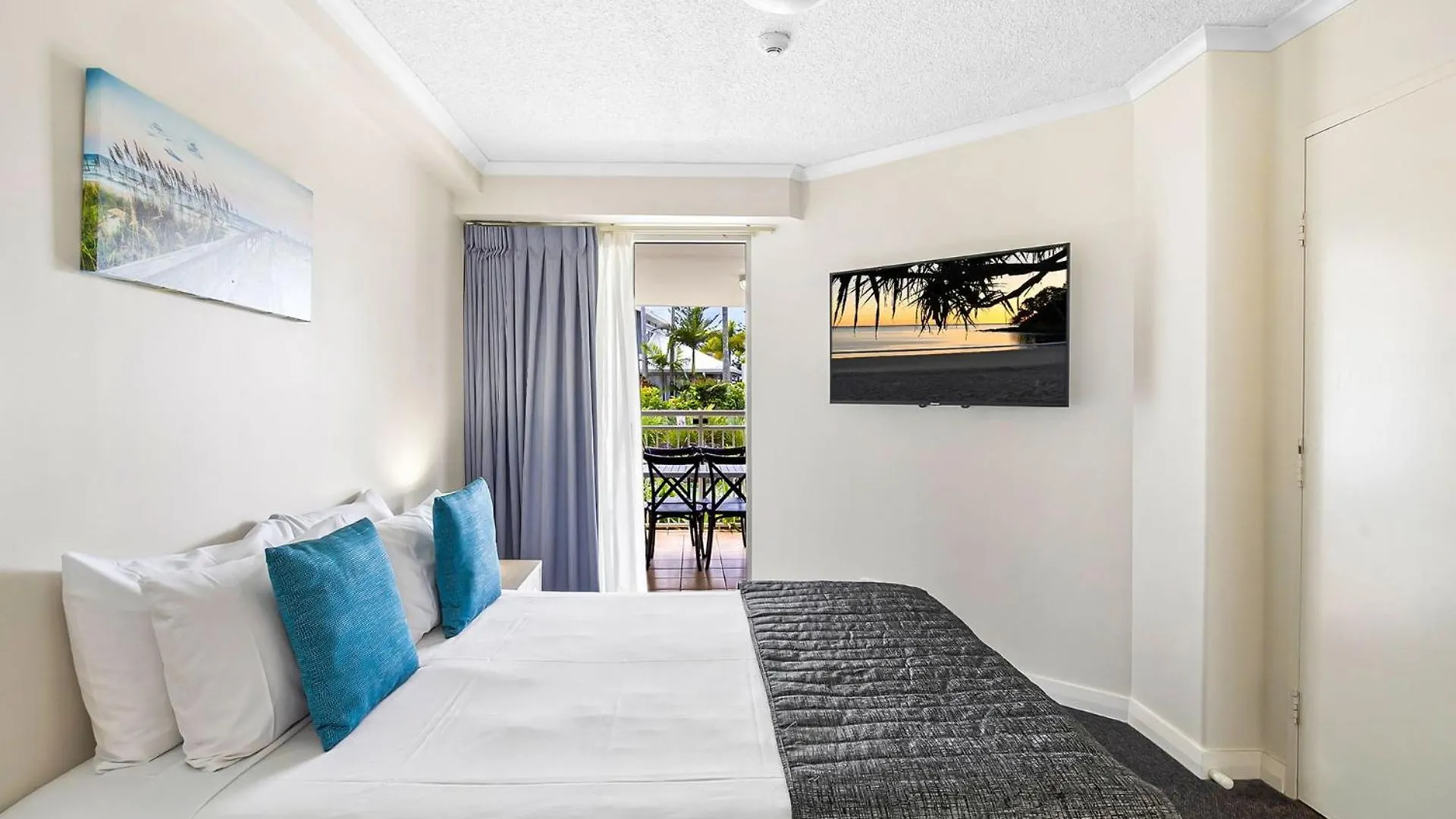 3 Bedroom Swim Out Apartment, Right On The Pool In Alexandra Headland , Across From The Beach Australia