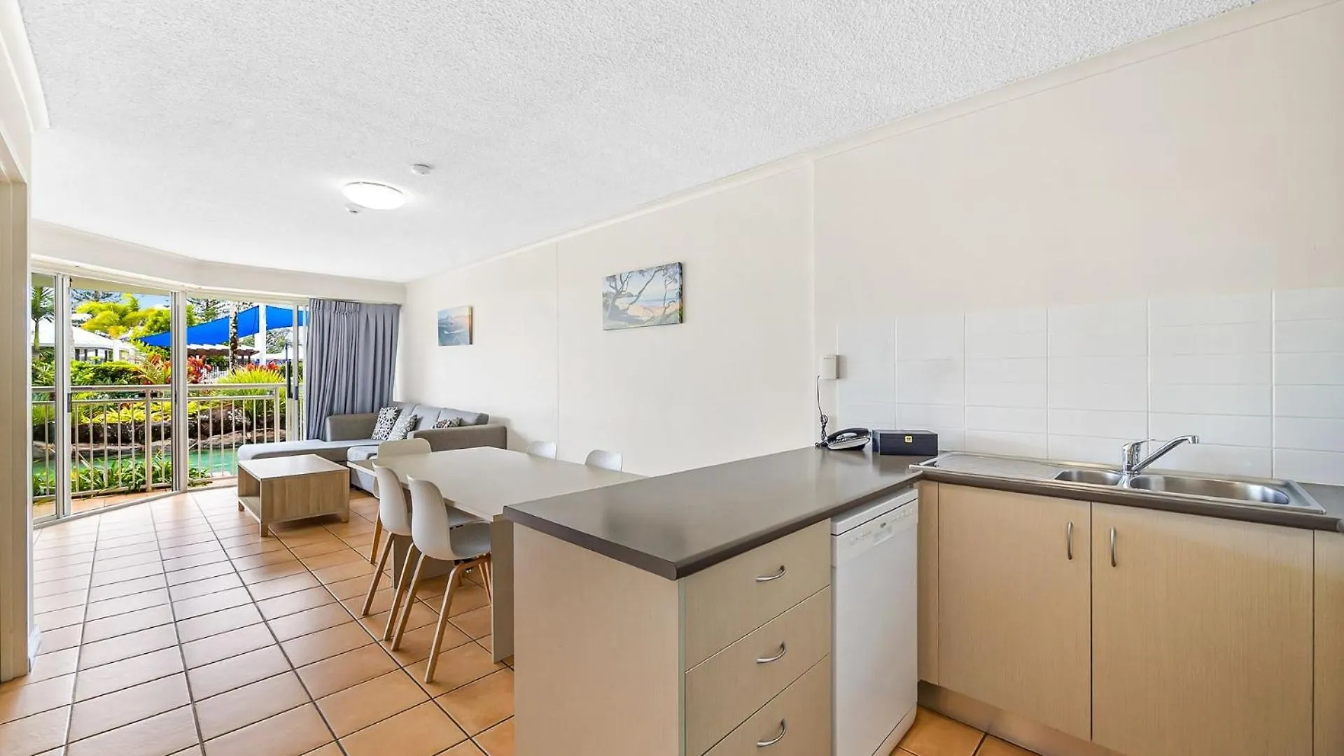 3 Bedroom Swim Out Apartment, Right On The Pool In Alexandra Headland , Across From The Beach