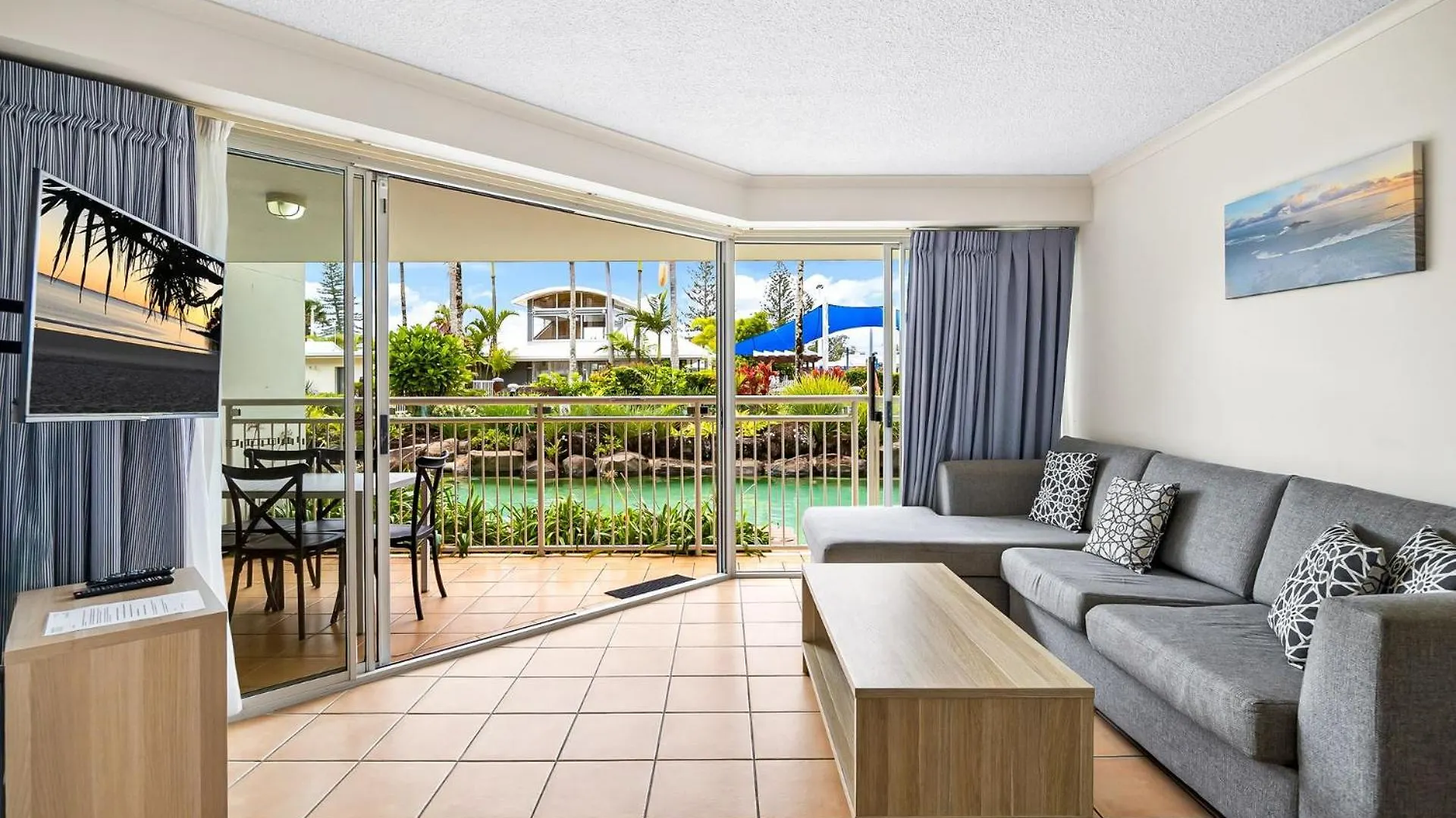 3 Bedroom Swim Out Apartment, Right On The Pool In Alexandra Headland , Across From The Beach