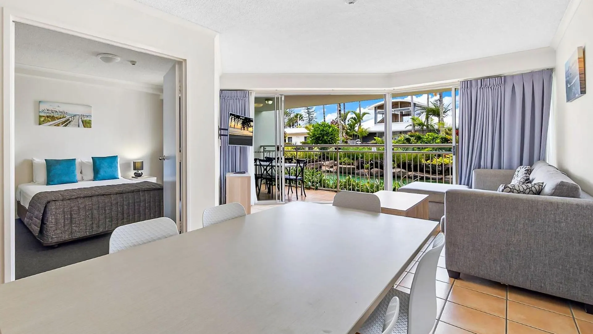Appartement 3 Bedroom Swim Out Apartment, Right On The Pool In Alexandra Headland , Across From The Beach